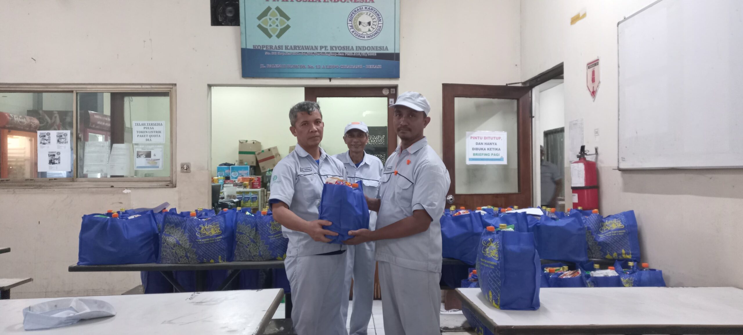 Koperasi Karyawan PT. Kyosha Indonesia Bagikan Paket Lebaran kepada Anggota
