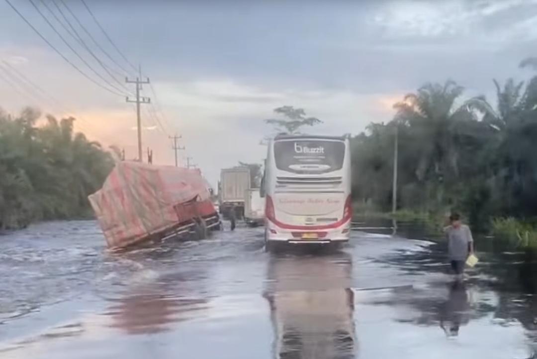 Banjir Kembali Rendam Pangkalan Kerinci dan Pangkalan Kuras, Pengguna Jalan Diminta Waspada