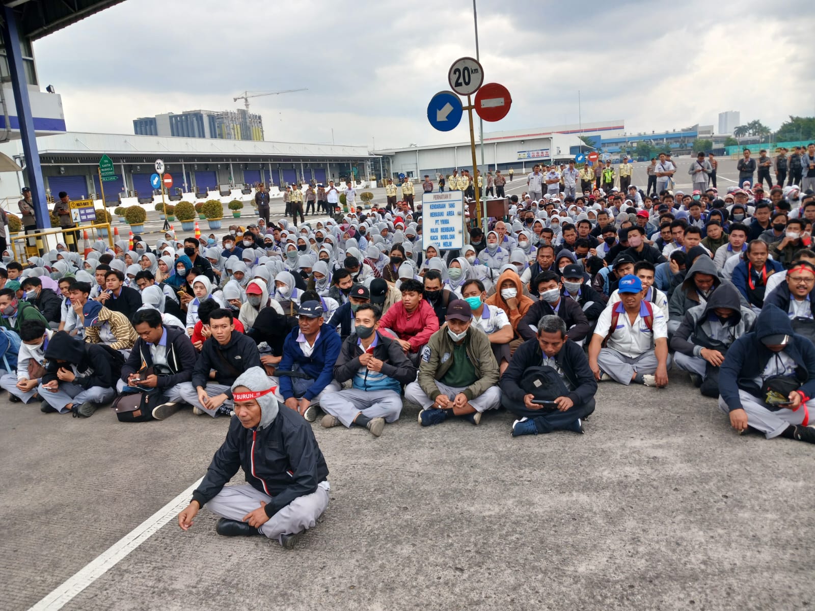 Massa Solidaritas PT. YMMA Bubarkan Diri Dengan Tertib dan Berjanji Besok Datang Lagi