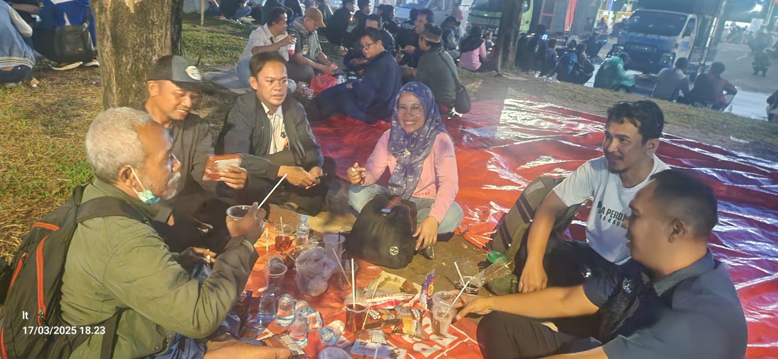 Crew Media Perdjoeangan Lakukan Buka Puasa Bersama di Aksi Solidaritas PT. YMMA