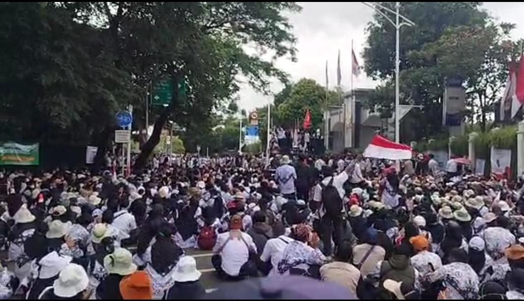 Forum PPPK Bersama Aliansi Merah Putih Gelar Aksi Unjuk Rasa di Kantor KemenPan-RB