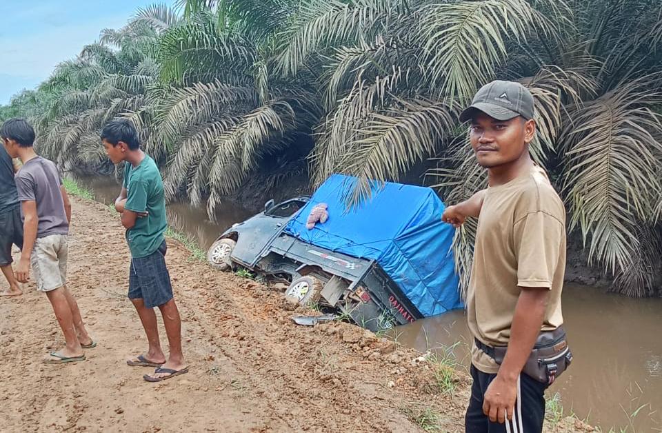 Pulang Berdagang, Mobil Pick Up Masuk Parit