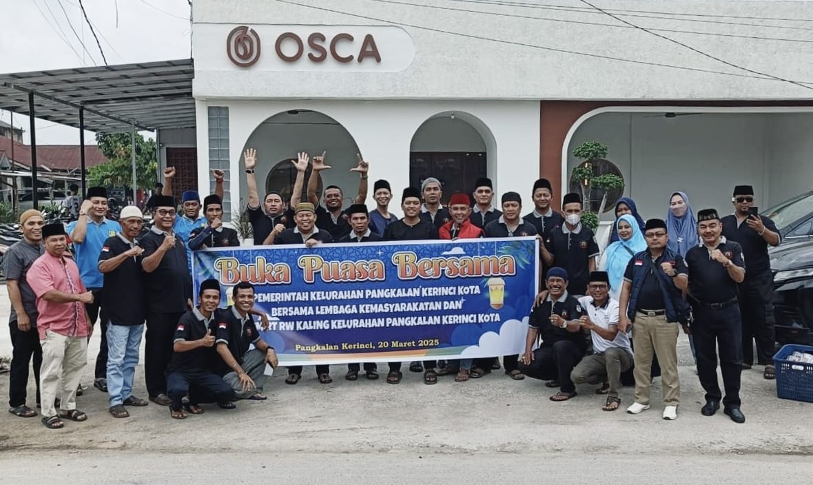 Forum RT/RW Pangkalan Kerinci Kota Gelar Buka Bersama dan Berbagi Takzil Kepada Pengguna Jalan