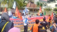 Ratusan Buruh Demo Rumah Pemilik PT Sritex, Tuntut Pesangon dan THR Ratusan Buruh Demo Rumah Pemilik PT Sritex, Tuntut Pesangon dan THR