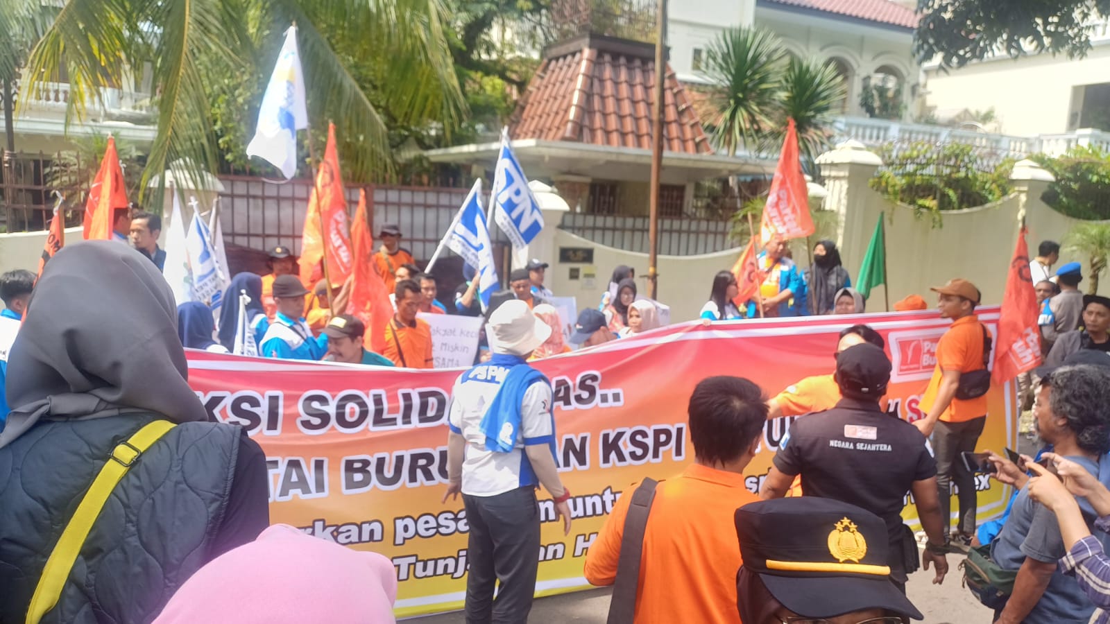 Ratusan Buruh Demo Rumah Pemilik PT Sritex, Tuntut Pesangon dan THR