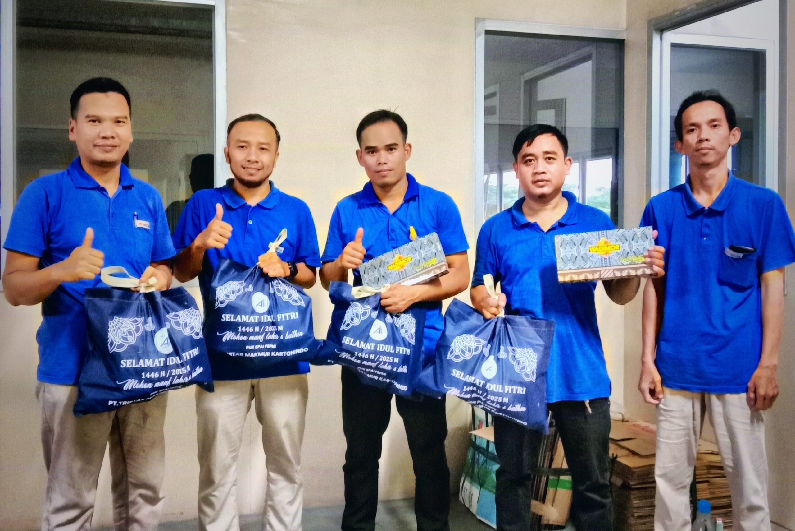 PUK SPAI FSPMI Tristar Makmur Kartonindo Bagikan Bingkisan Lebaran