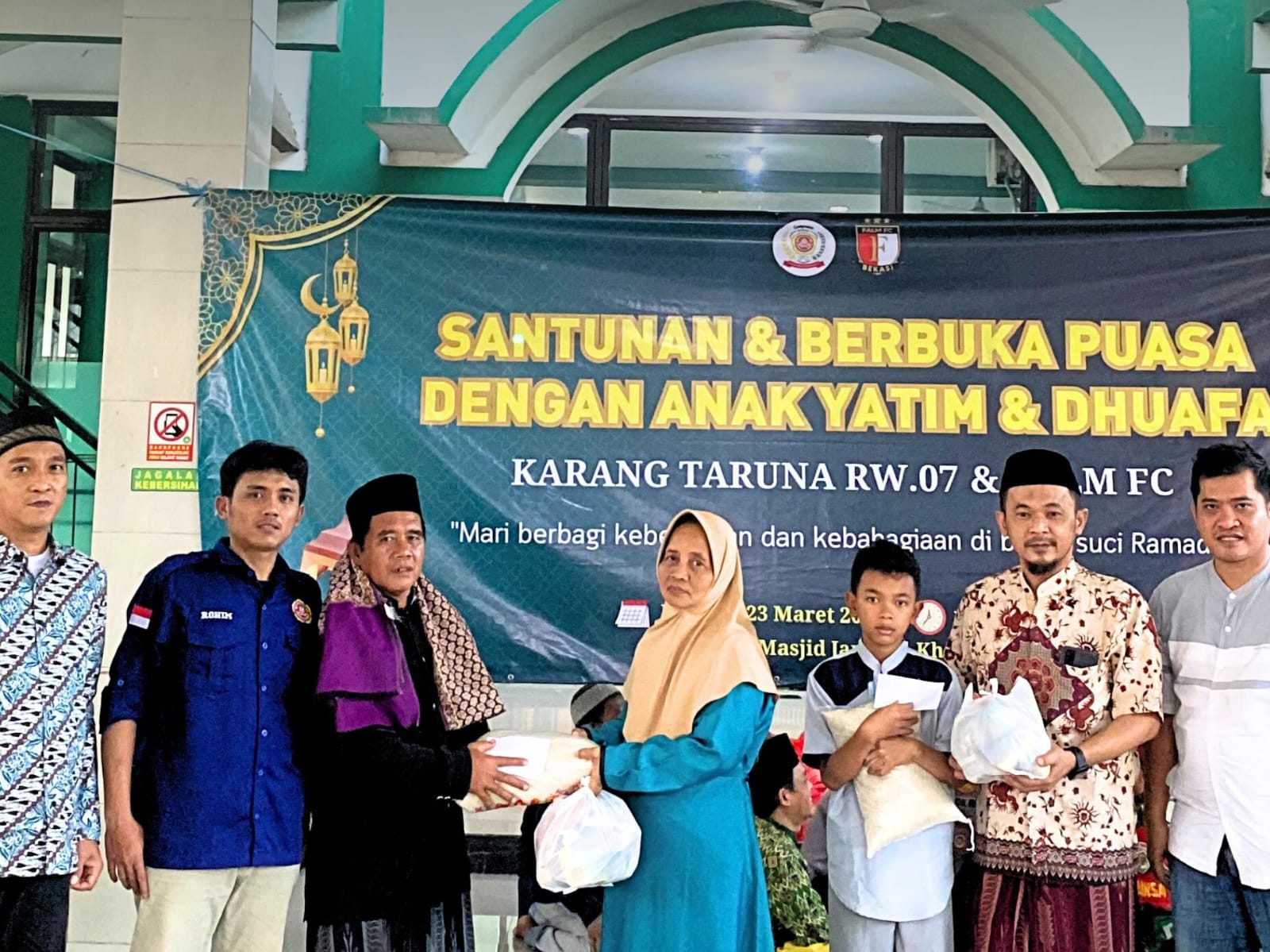 Kolaborasi Pemuda Karang Taruna RW 07 Jatimekar dan FALM FC Salurkan Santunan kepada Anak Yatim