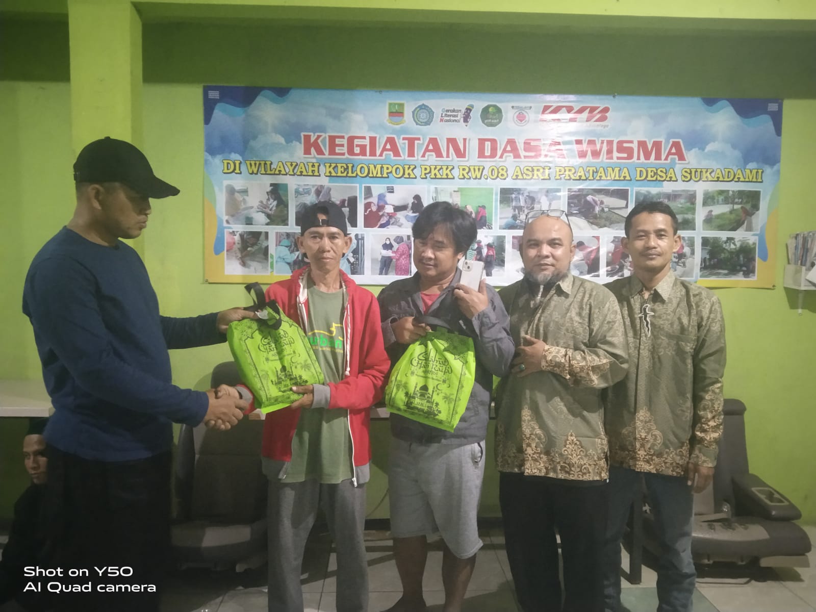 RW08 Asri Pratama Berikan Bingkisan Untuk Pengurus Lingkungan