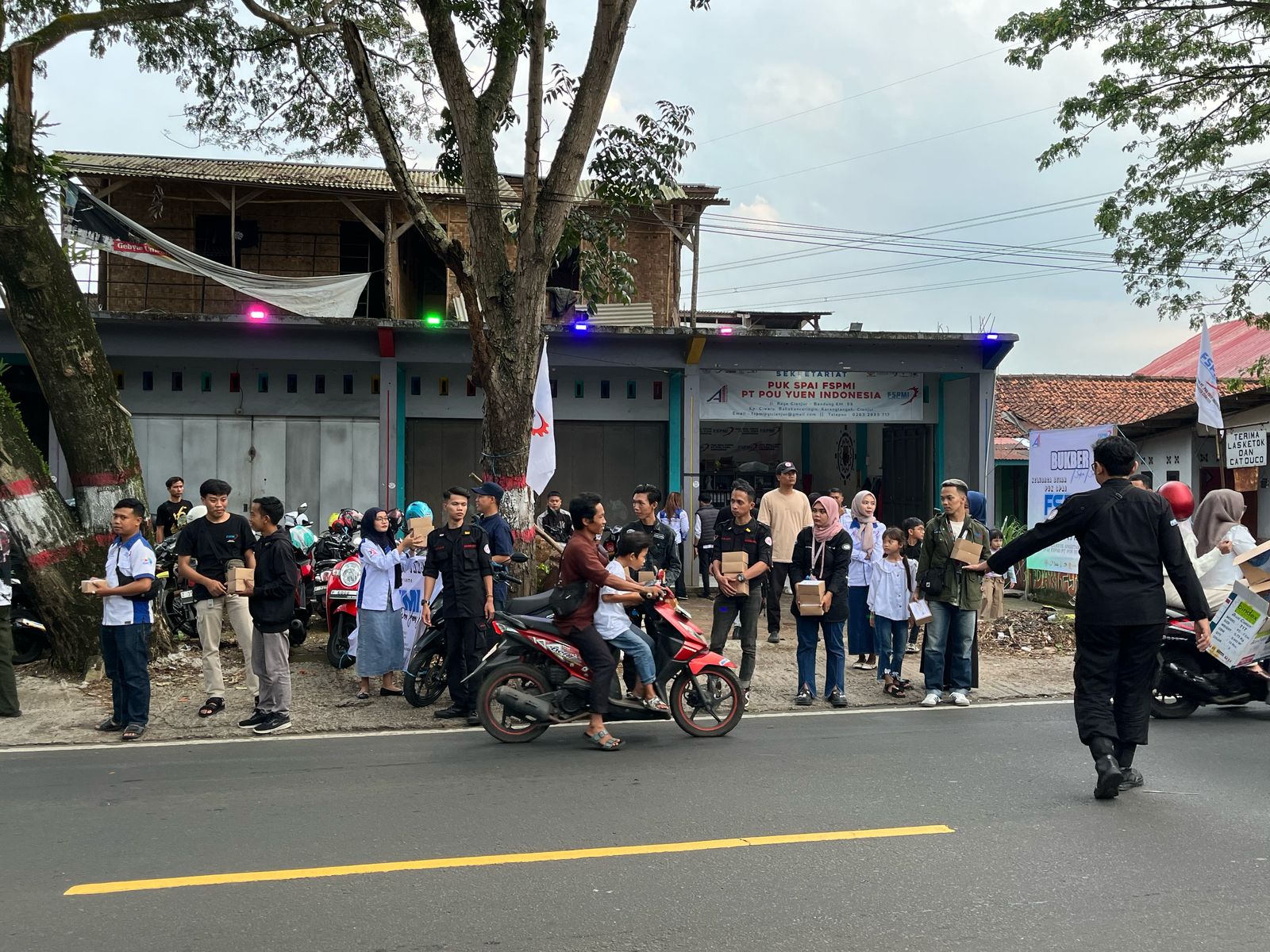 PUK SPAI FSPMI PT Pou Yuen Indonesia Berbagi Takjil dan Buka Puasa Bersama