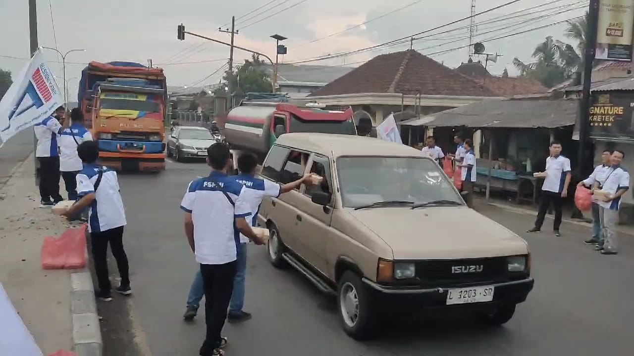 300 Paket Takjil Dibagikan FSPMI Jombang, Wujud Kepedulian di Bulan Ramadhan