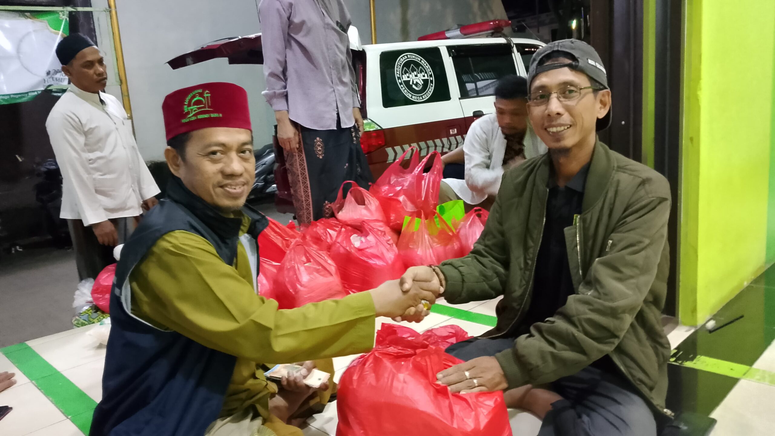 Presiden FKSM Mercy Serahkan Zakat dari DKM Untuk Tim Driver Kurir Malaikat dan Penggali Makam