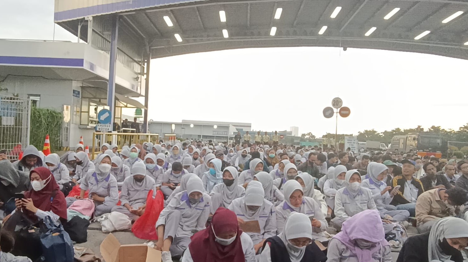 Puisi: Buruh Yang Berjuang