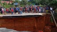 Jalan Jambi – Padang di Simpang Ratu Bilqis Terputus Akibat Banjir Jalan Jambi – Padang di Simpang Ratu Bilqis Terputus Akibat Banjir