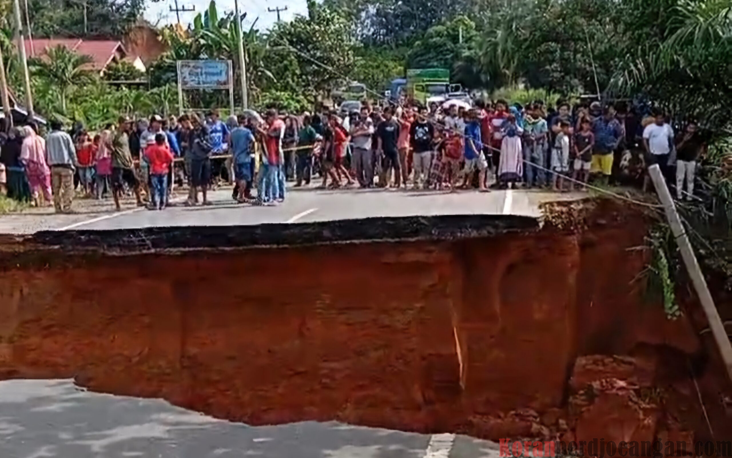 Jalan Jambi – Padang di Simpang Ratu Bilqis Terputus Akibat Banjir