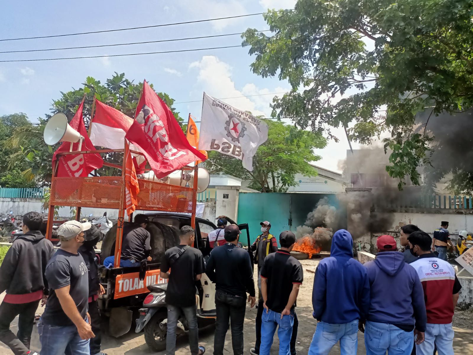 Indikasi Union Busting, Ratusan Buruh PSBM Makassar Lakukan Aksi Protes PHK Massal