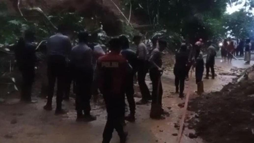 Longsor Terjadi di Kabupaten Tasikmalaya Akibat Hujan Deras dan Angin Kencang