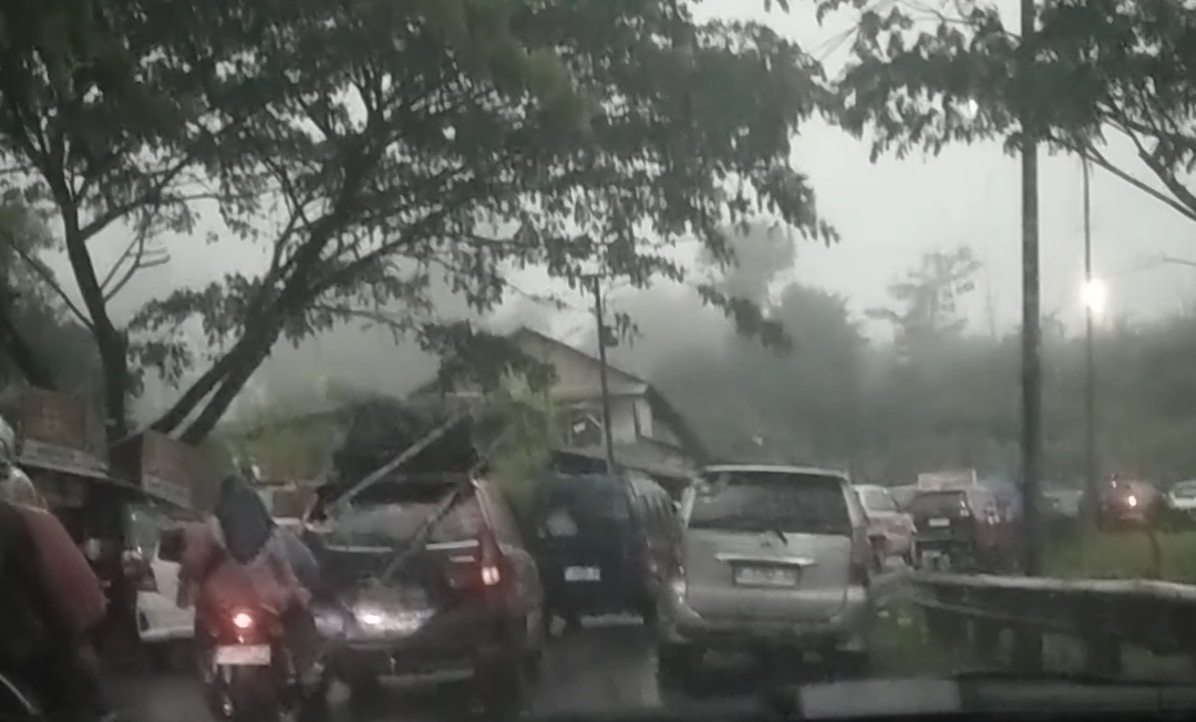 Hujan Deras Sebabkan Kemacetan Panjang di Jalur Lingkar Nagreg