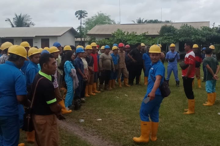 Ratusan Pekerja Pabrik Pengolahan Kelapa Sawit Melakukan Protes Terhadap Management Atas Perubahan Waktu Kerja yang dinilai Kurang Efektif