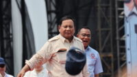 Hadiri May Day di Monas, Presiden Prabowo Lempar Topi dan Baju ke Buruh