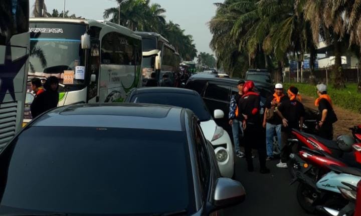 Ratusan Bus dari Kawasan EJIP Mengarah ke Monas untuk Rayakan May Day 2025