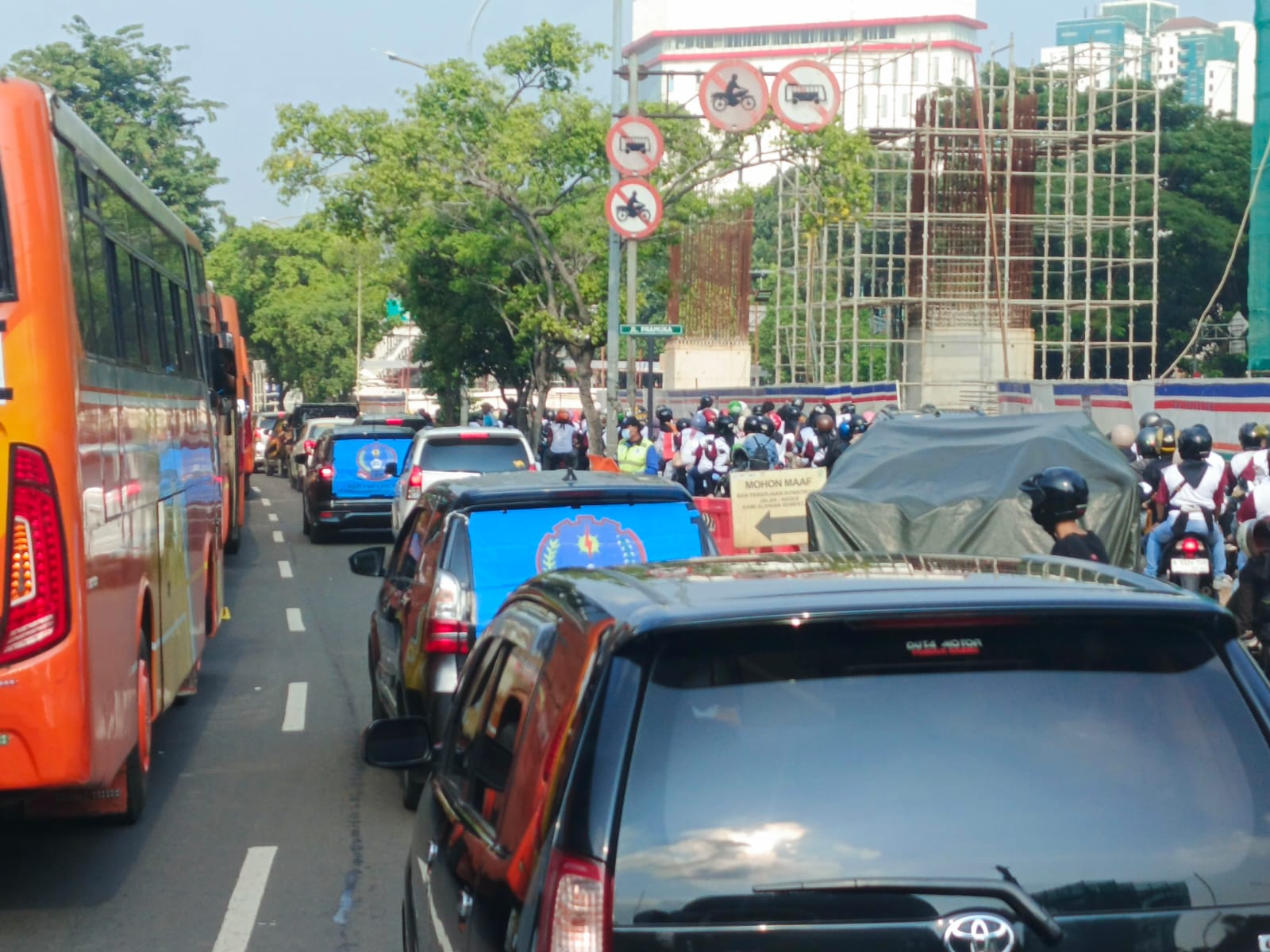 Buruh FSPMI Kota Bekasi Konvoi Bus Hadiri Agenda May Day 2025