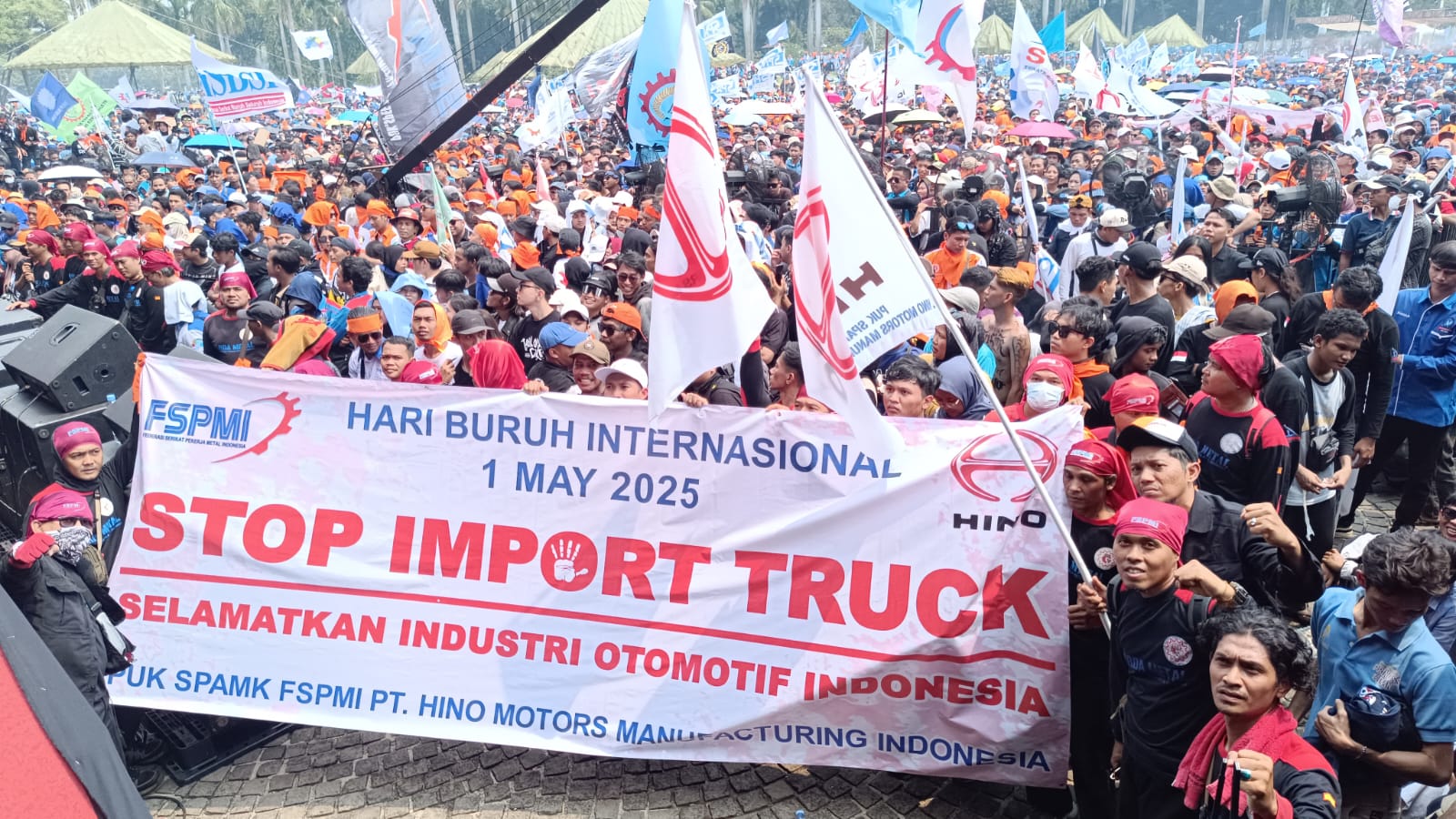 Dua Ratus Ribuan Buruh Padati Monas di May Day 2025: PUK SPAMK-FSPMI Hino Motors Serukan Hentikan Impor Truk