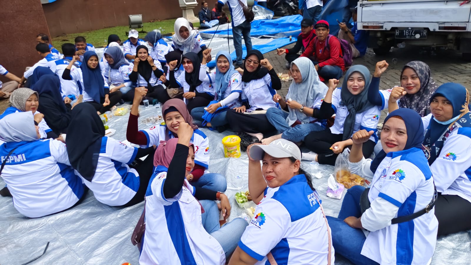 Srikandi PUK SPL FSPMI PT Sari Murni Jaya Tunjukkan Solidaritas Perjuangan untuk PUK Ispat Indo