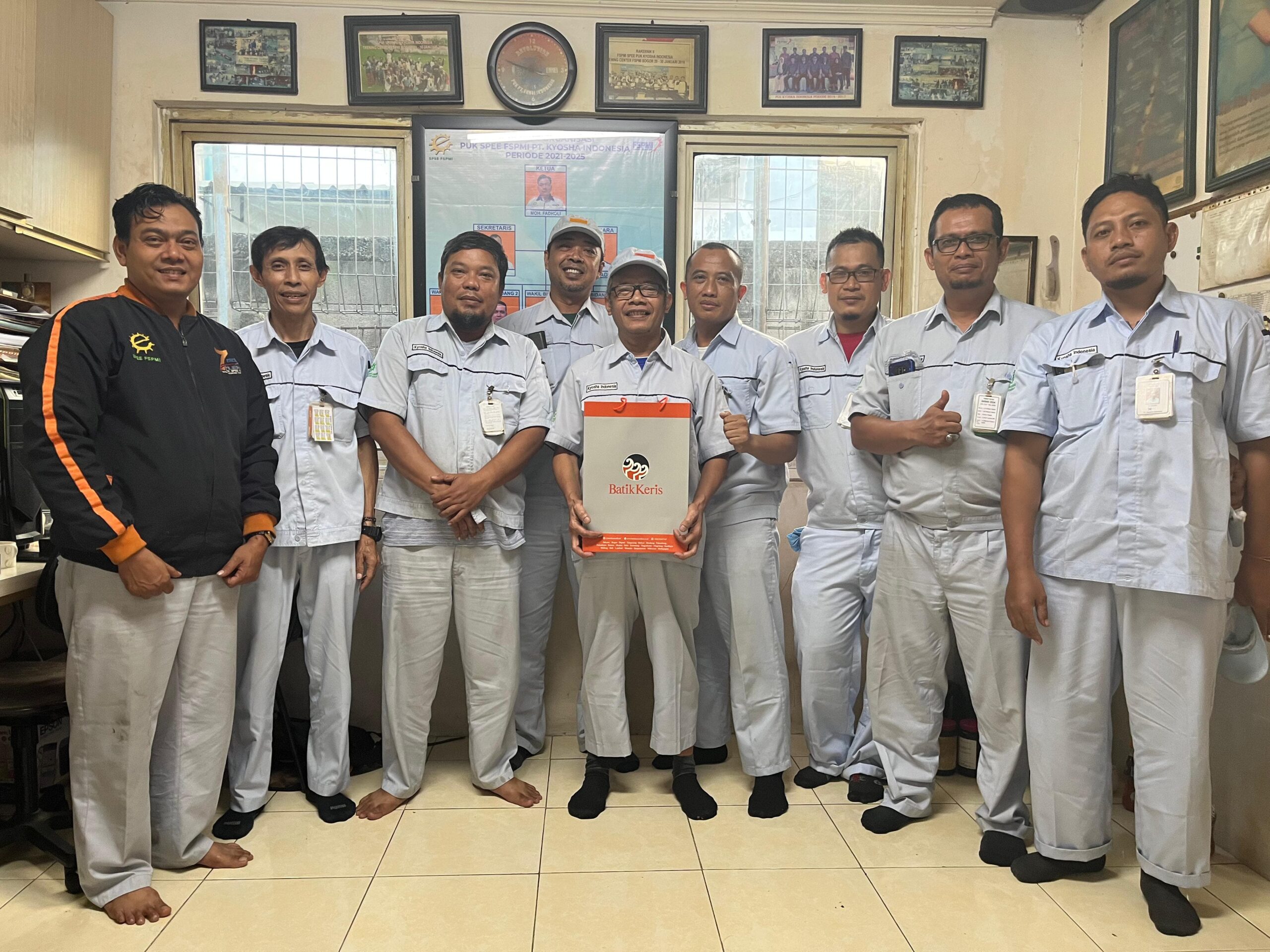 Anggota Masuki Usia Pensiun, PUK SPEE FSPMI PT. KYOSHA Indonesia Berikan Cenderamata