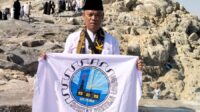 Bendera Serikat Pekerja Logam FSPMI Berkibar di Jabal Rahmah