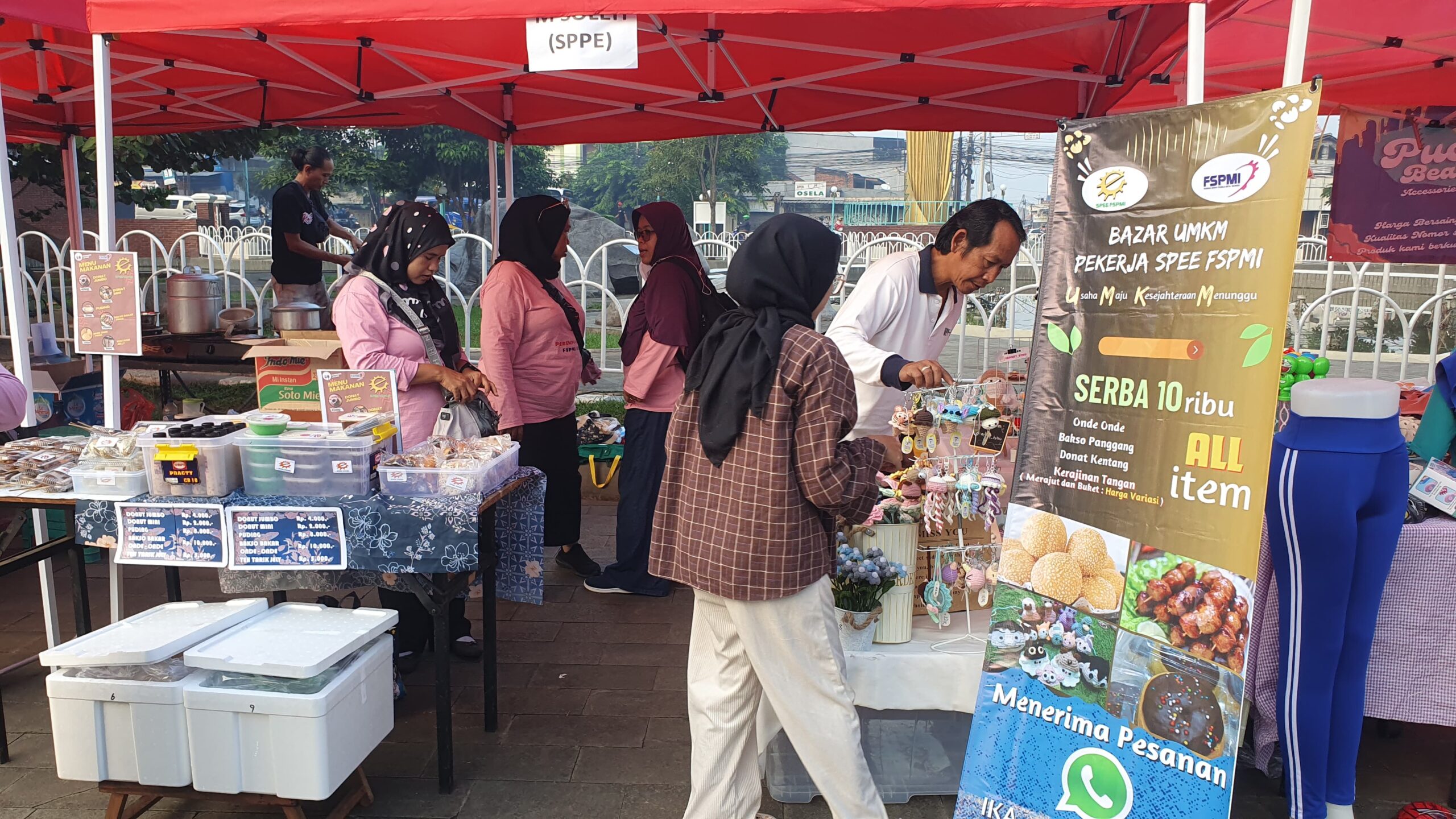 Aneka Makanan dan Kerajinan Tangan Hasil Karya FSPMI Hadir di Bazar UMKM Gedung Juang Bekasi