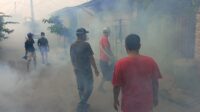 Antisipasi Demam Berdarah, Warga Perumahan Asri Pratama Lakukan Fogging