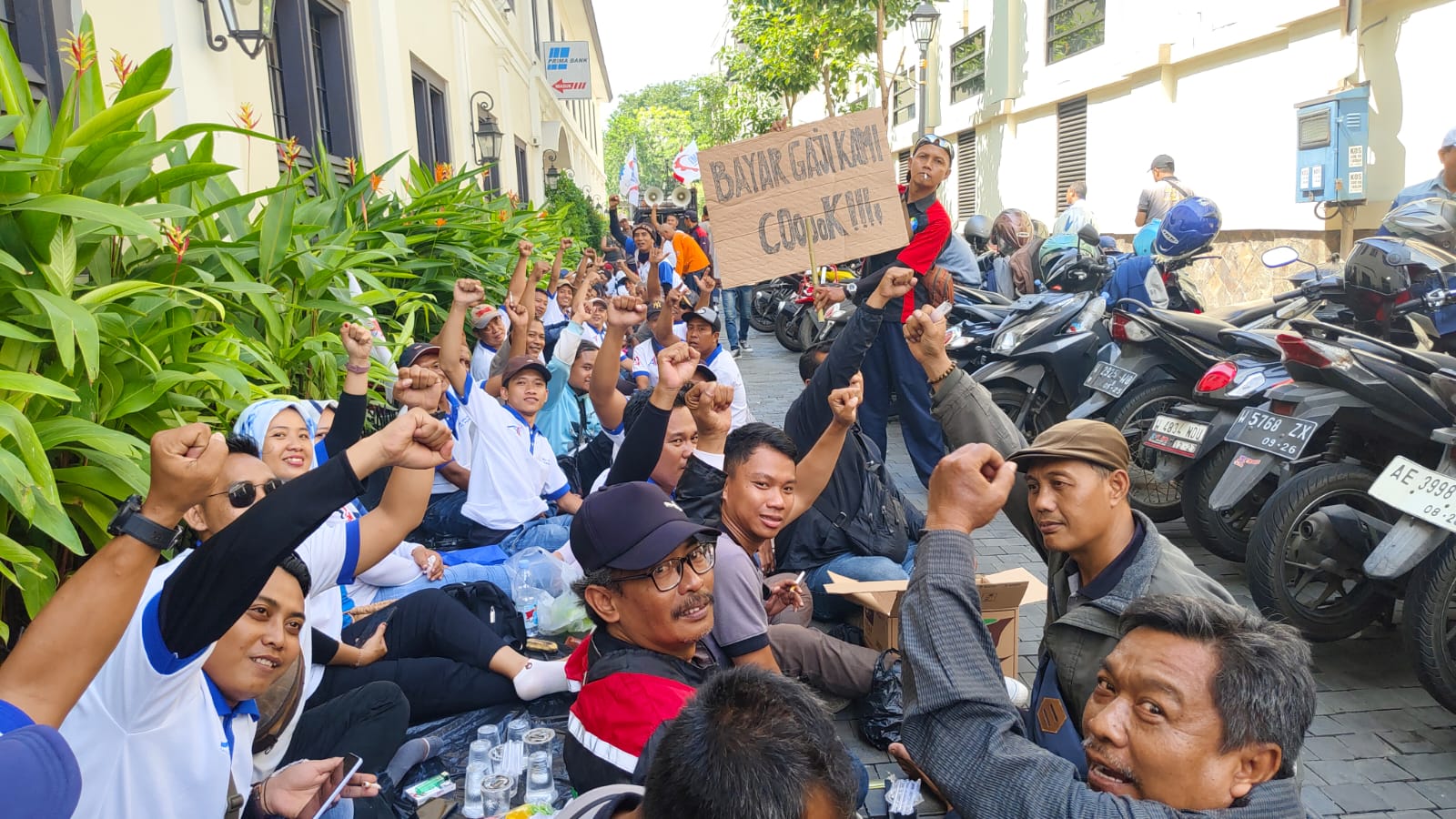 Ribuan Buruh PT PAKERIN Geruduk Bank Prima Tuntut Pembayaran Upah