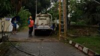 Bahayakan Warga Mustika Jaya, Kabel PLN Jatuh Dihantam Angin Puting Beliung
