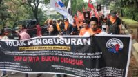 Tolak Penggusuran Sepihak, Warga Marga Jaya Longmarch ke Kantor Wali Kota Bekasi Tolak Penggusuran Sepihak, Warga Marga Jaya Longmarch ke Kantor Wali Kota Bekasi 