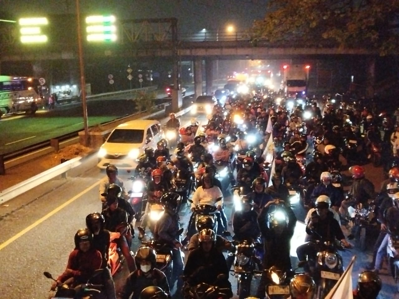 Seribu Lebih Pekerja PT PAKERIN Kawal Sidang Putusan PKPU di PN Surabaya