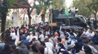 Jelang Putusan PKPU, Ribuan Buruh PT PAKERIN Gelar Istighosah di Depan PN Surabaya