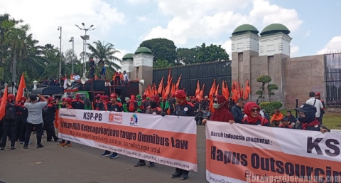 Buruh Terus Kawal RUU Ketenagakerjaan Baru, Koalisi Serikat dan Partai Buruh Gelar Aksi di DPR RI