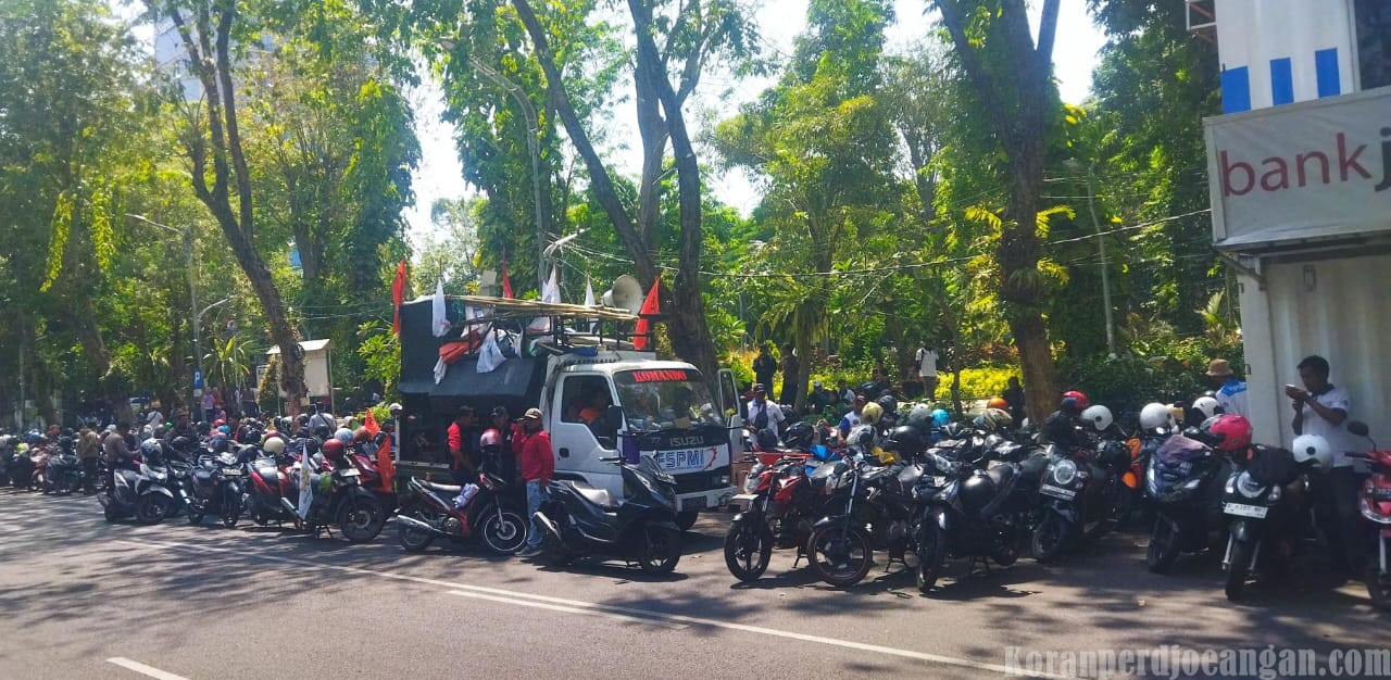 Buruh PT. Pakerin Nyanggong di Taman Bungkul Surabaya,  Ini yang Mereka Tunggu
