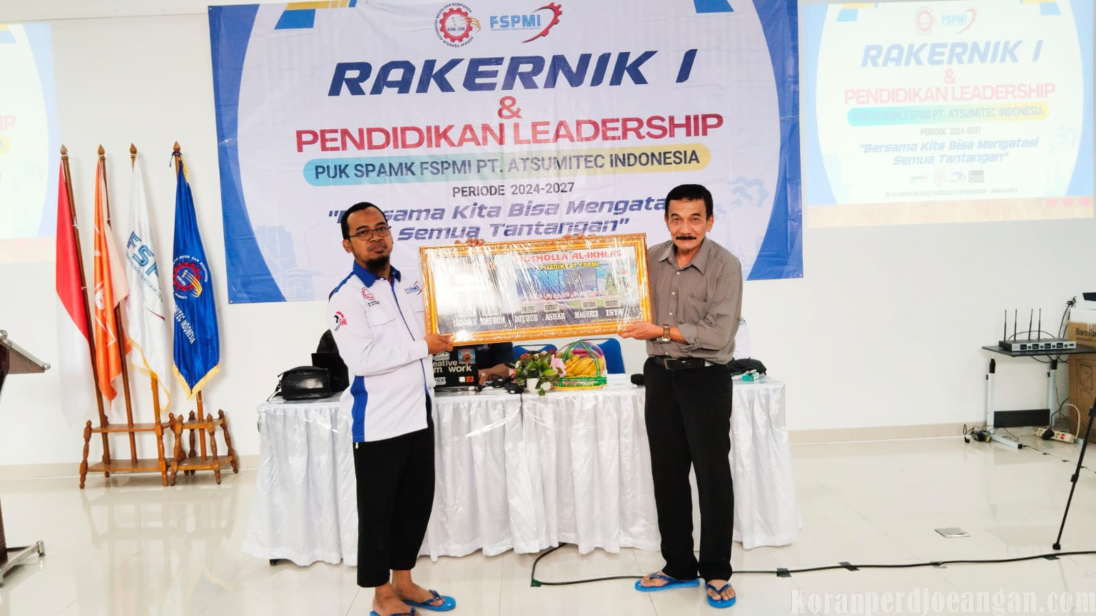 Wujud Kepedulian dan Sinergi, PUK SPAMK FSPMI PT. Atsumitec Indonesia Serahkan Jam Digital Waktu Shalat ke Mushola Pusdiklat FSPMI