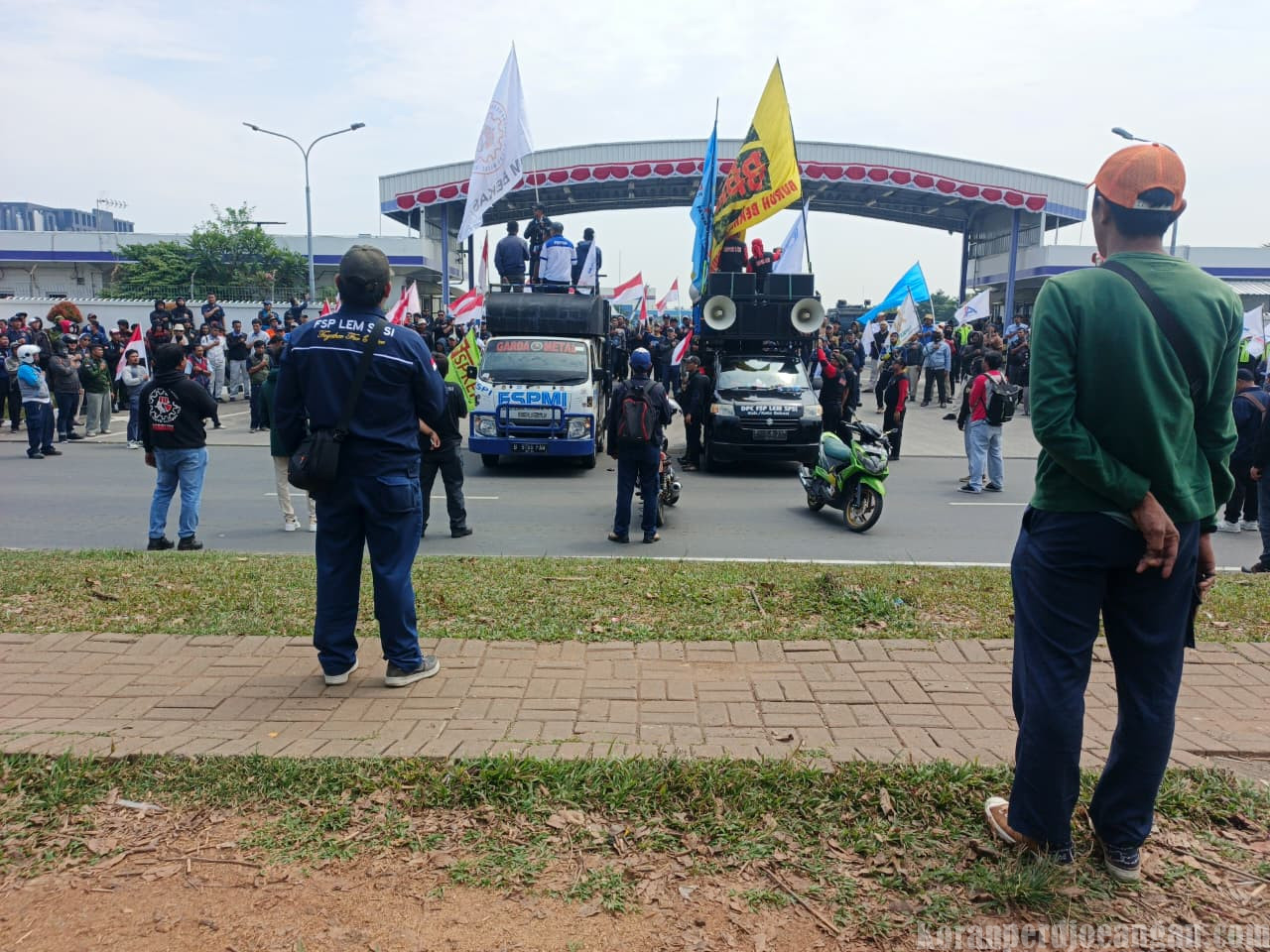 Buruh Bekasi Kembali Ampar-Amparan Gelar Aksi Unjuk Rasa di PT. Yamaha Music Manufacturing Asia