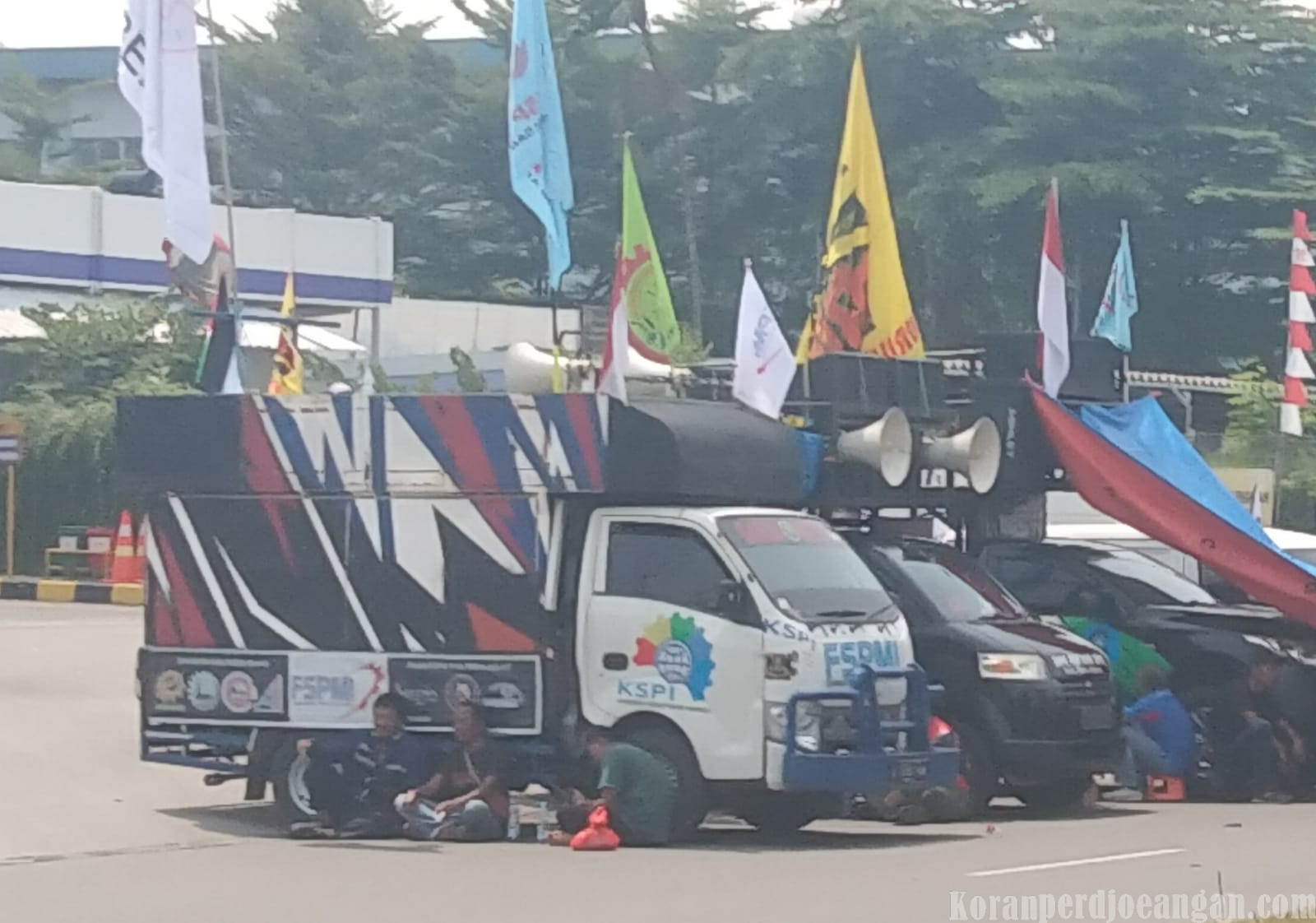 Dukung Aksi Unjuk Rasa, 4 Mobil Komando Terlihat di Depan PT. Yamaha Music Manufacturing Asia