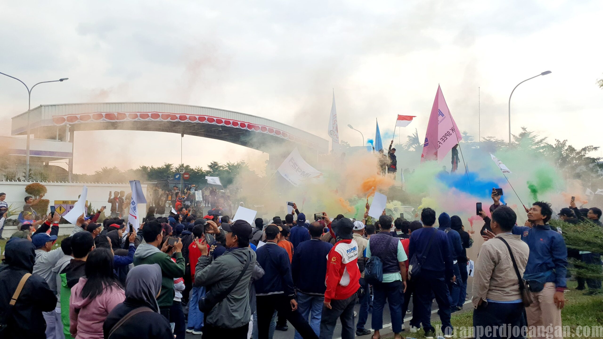 Jelang Sore, Massa Aksi Solidaritas Penuhi Depan Gerbang PT. Yamaha Music Manufacturing Asia