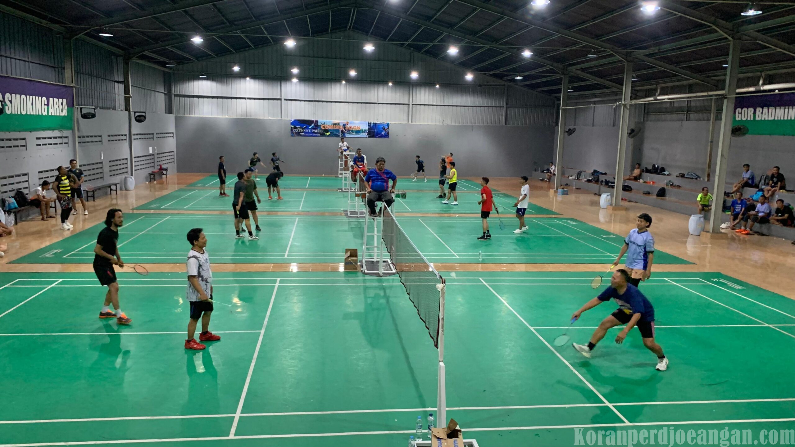 Manajemen dan PUK SPEE FSPMI PT. Schneider Electric Indonesia Bertanding Badminton di Lapangan Kartini