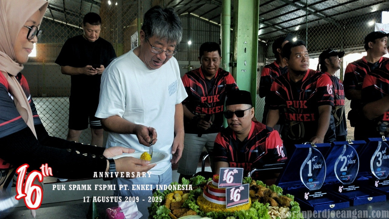 Peringati HUT ke-16 Tahun, Serikat Pekerja FSPMI Undang Manajemen PT. Enkei Indonesia Potong Tumpeng
