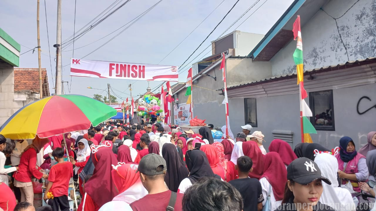 Meriahkan HUT ke 80 RI, Warga Desa Sukarukun Adakan Jalan Sehat