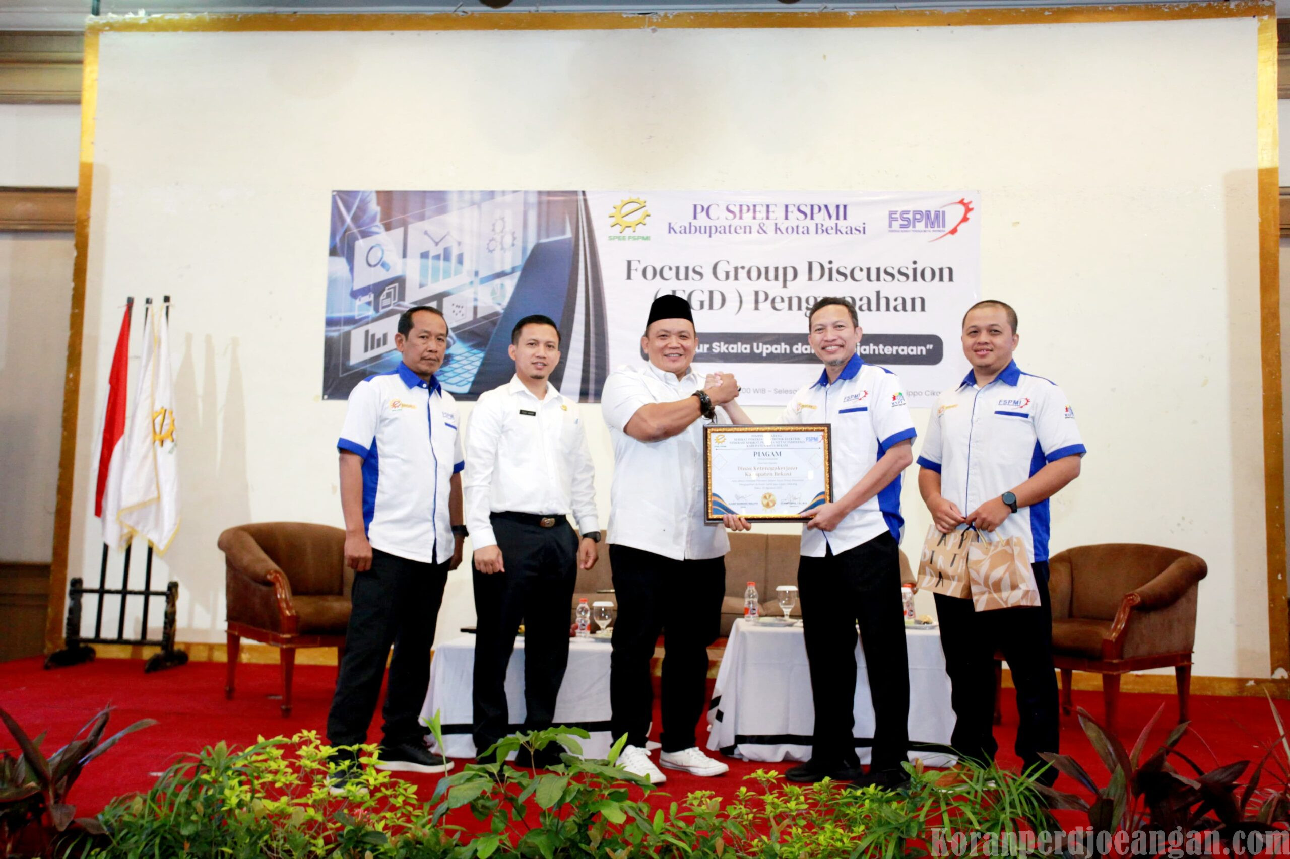 FSPMI Berikan Cendera Mata Kepada Plt Kepala Dinas Ketenagakerjaan Kabupaten Bekasi