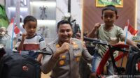 Penuhi Janji, Kapolres Gowa Sambangi Anak Yang Mengais Kue Diacara HUT RI