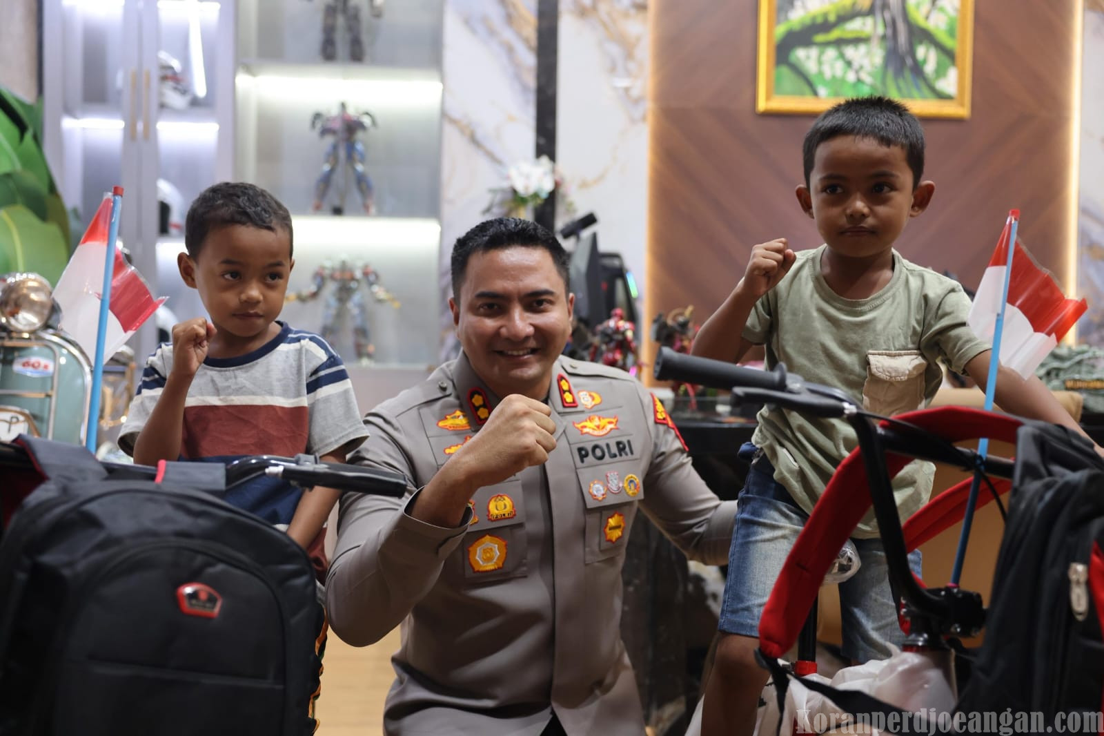 Penuhi Janji, Kapolres Gowa Sambangi Anak Yang Mengais Kue Diacara HUT RI