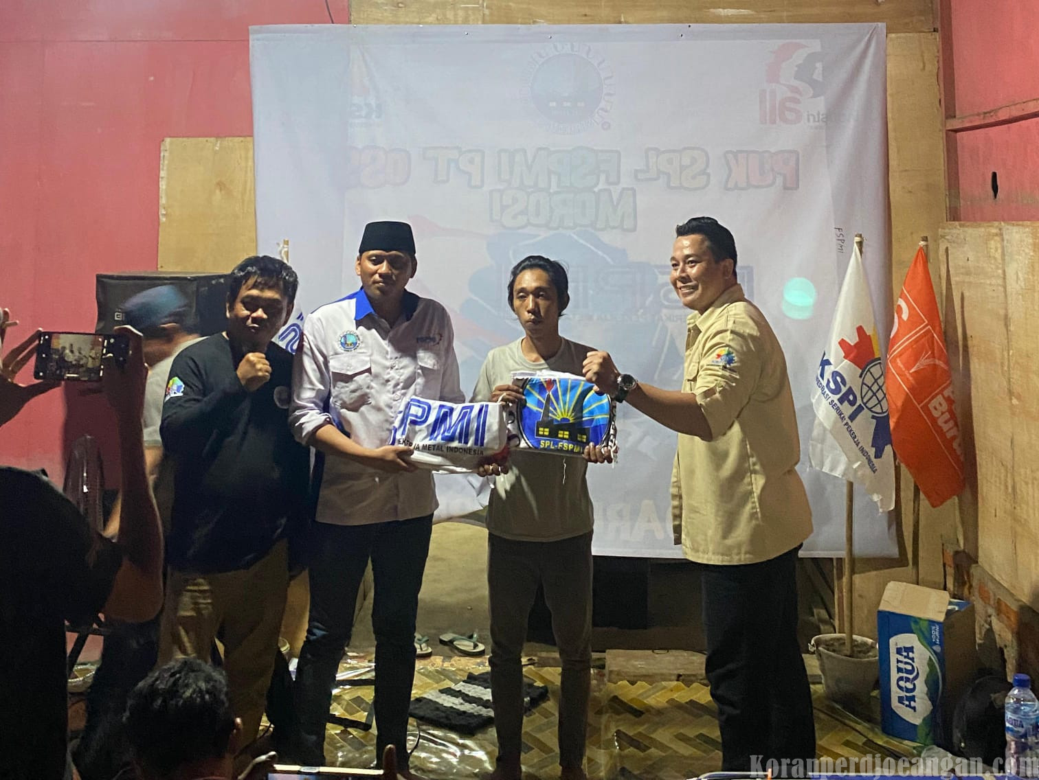 PP SPL FSPMI Berikan Bendera dan Buku Untuk PUK di Konawe