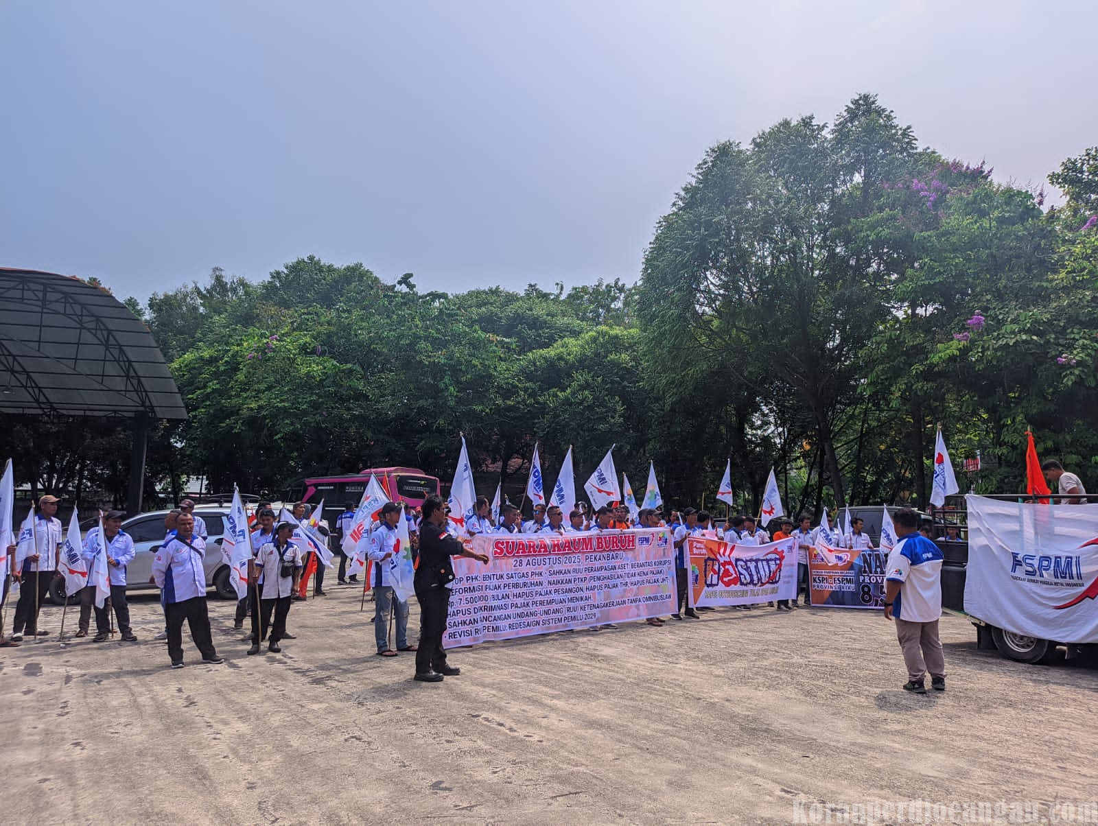 Gelar Aksi Serentak, Buruh Riau Geruduk Gedung DPRD Tuntut Upah Layak